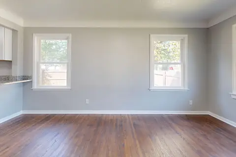 Pièce vide d'un appartement à louer, parquet et fenêtres