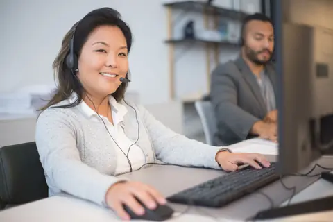 Une conseillère répond aux questions au téléphone avec un casque
