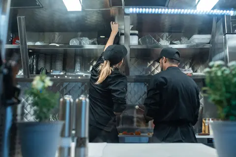 Deux cuisiniers au travail dans une cuisine professionnelle