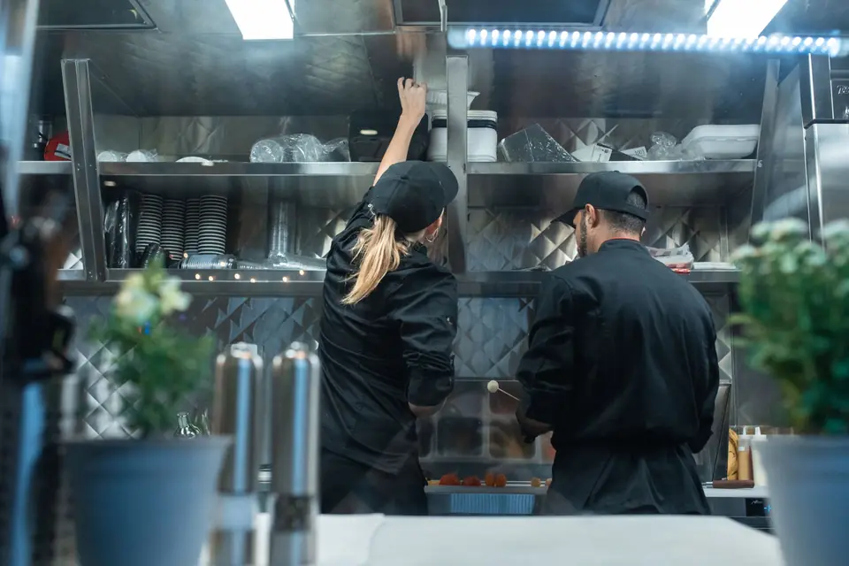 Deux cuisiniers au travail dans une cuisine professionnelle