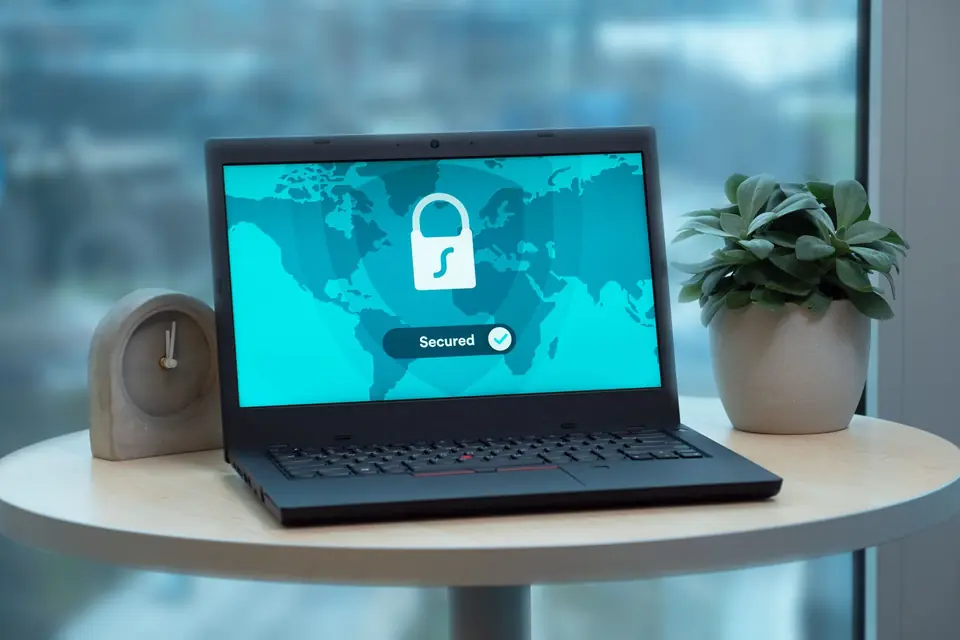 Ordinateur portable affichant un cadenas de sécurité