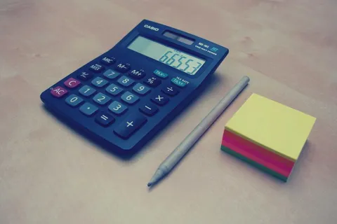 Calculatrice et bloc-notes sur un bureau