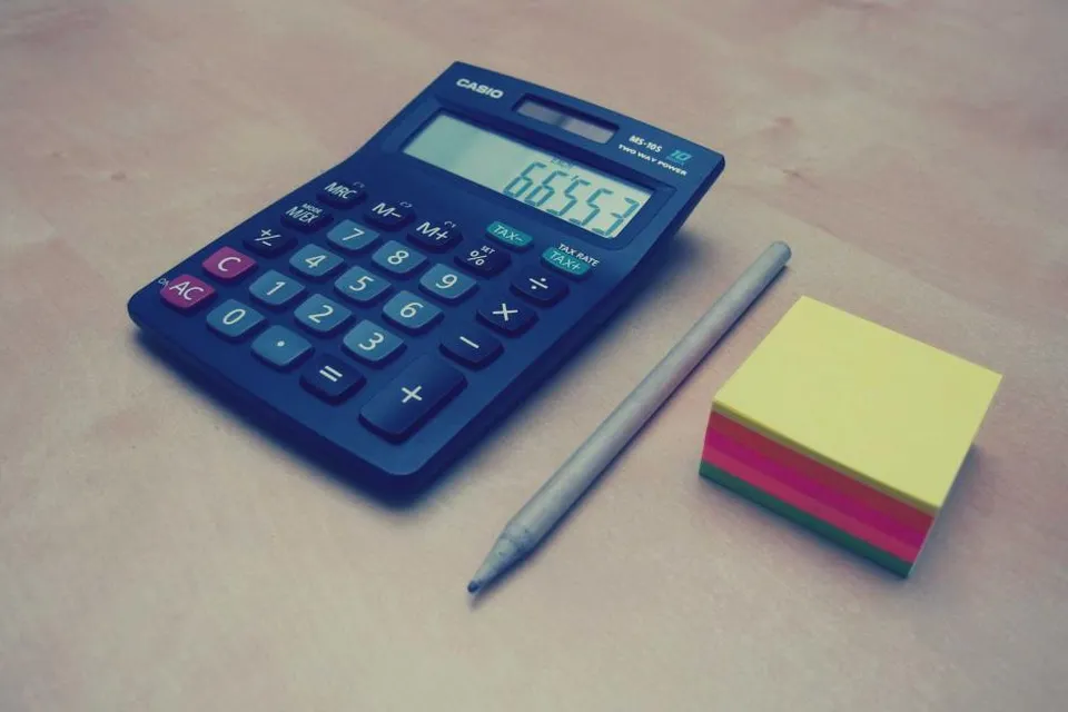 Calculatrice et bloc-notes sur un bureau