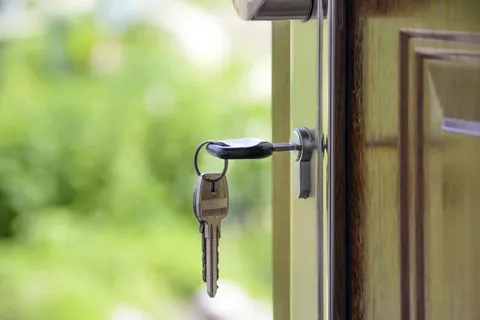 Trousseau de clés dans la serrure d'une porte d'entrée