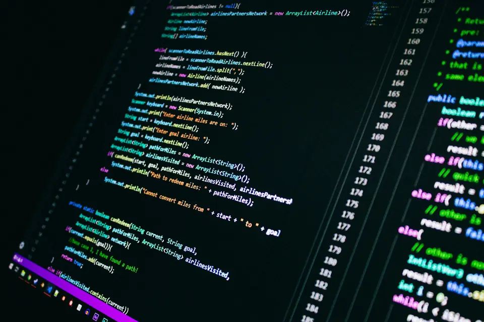 Lignes de code informatique sur un écran