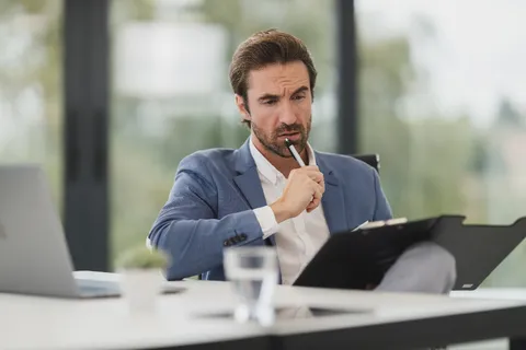 Un conseiller en costume relit un dossier