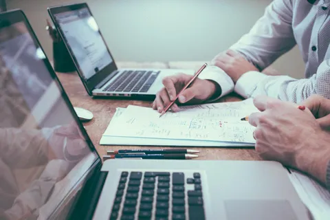 Annotation de documents à côté d'un ordinateur portable