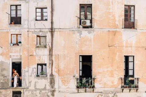 Façade d'un immeuble ancien avec balcons