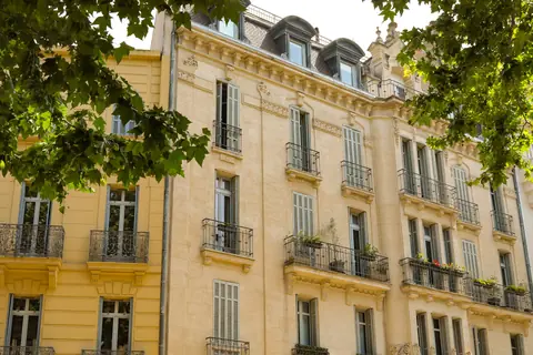 Façade d'immeuble d'habitation ancien à balcons, au soleil
