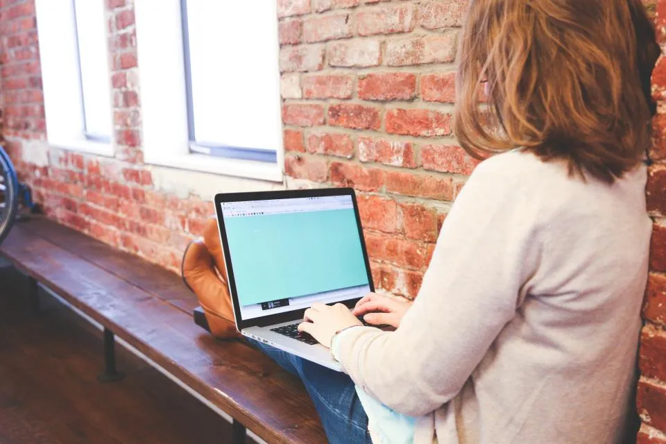 Une professionnelle suit une formation sur son ordinateur portable