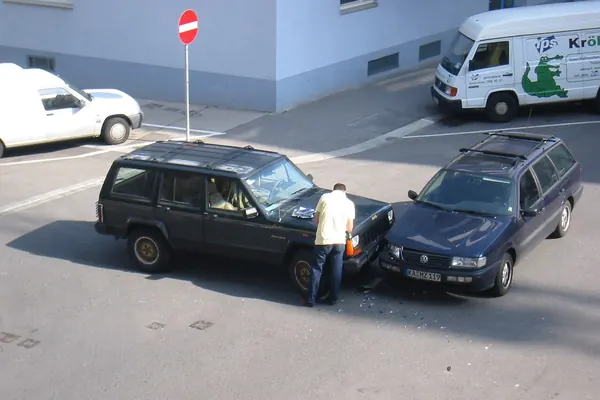 Accrochage entre deux voitures à un carrefour