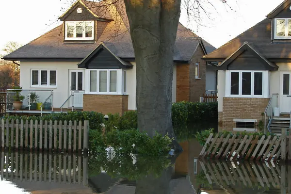 Maisons inondées après une crue
