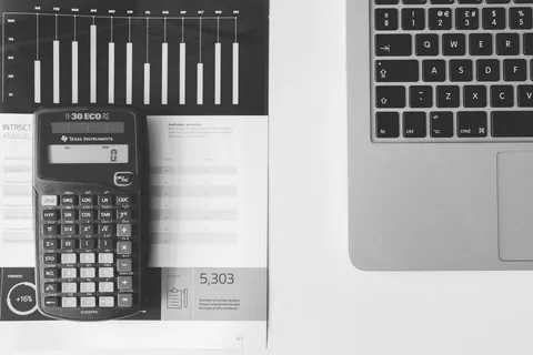 Calculatrice et tableau de chiffres à côté d'un clavier