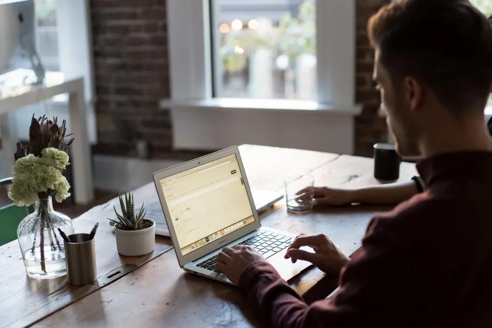Un professionnel travaille sur son ordinateur portable