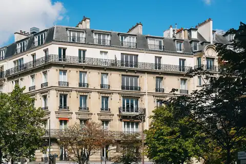 Immeuble haussmannien en pierre de taille avec balcons filants