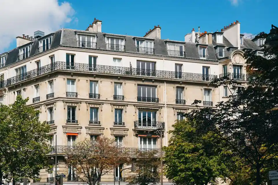 Immeuble haussmannien en pierre de taille avec balcons filants
