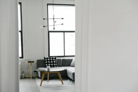 Séjour lumineux d'un appartement meublé