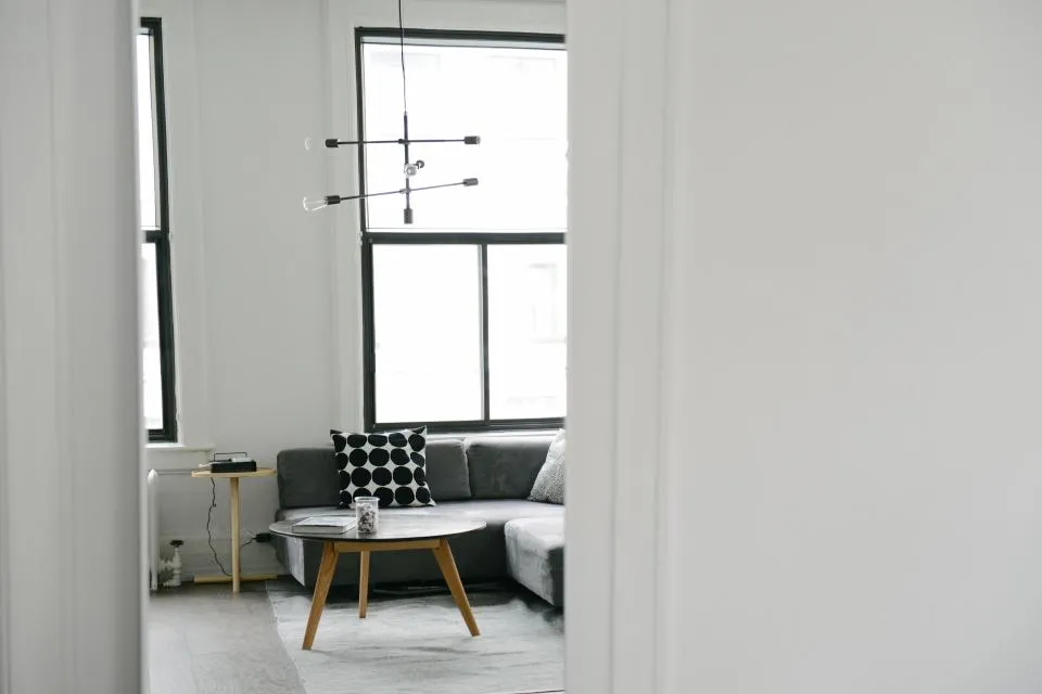 Séjour lumineux d'un appartement meublé