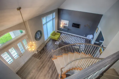 Escalier et entrée d'une maison vus d'en haut