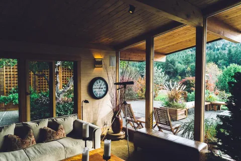 Pièce à vivre d'une maison ouverte sur un jardin