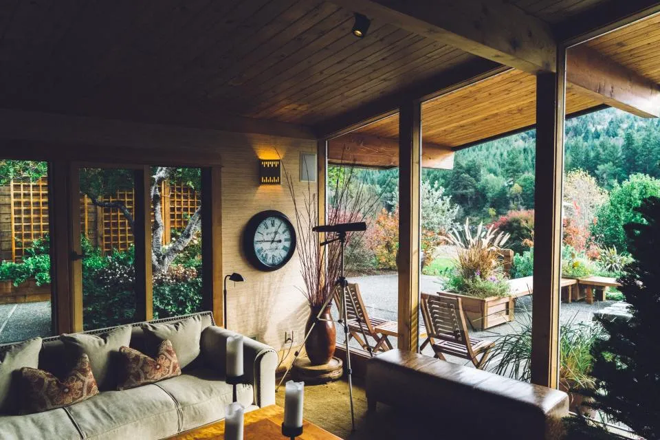 Pièce à vivre d'une maison ouverte sur un jardin