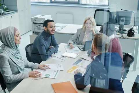 Une équipe en réunion autour d'une table de bureau