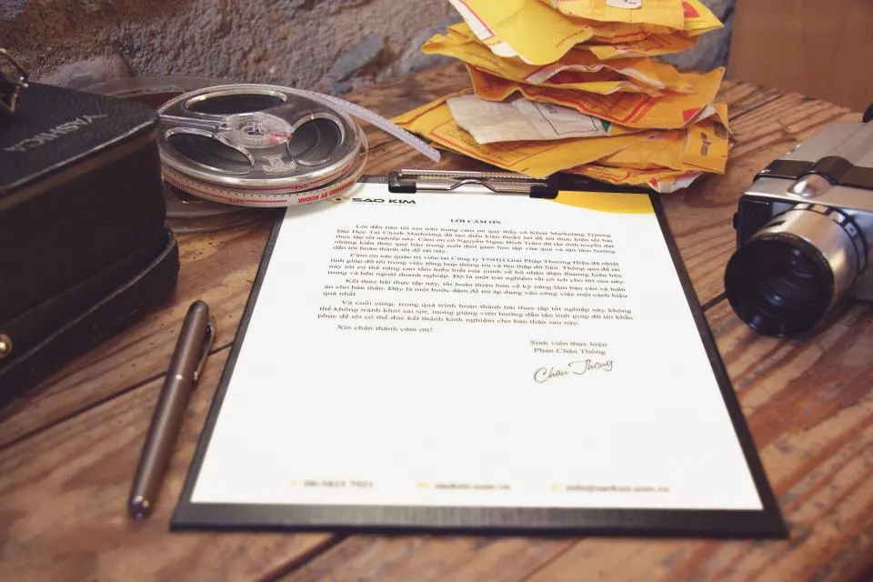 Contrat posé sur un bureau avec un stylo, prêt à être signé