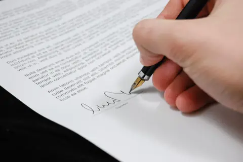 Signature d'un document au stylo plume