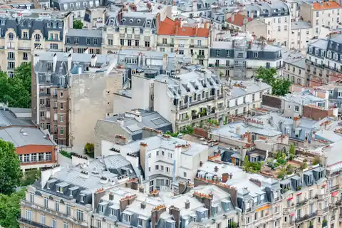 Toits d'immeubles d'habitation parisiens vus d'en haut