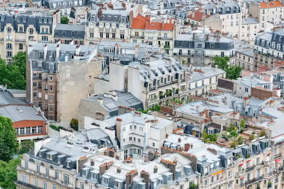 Toits d'immeubles d'habitation parisiens vus d'en haut